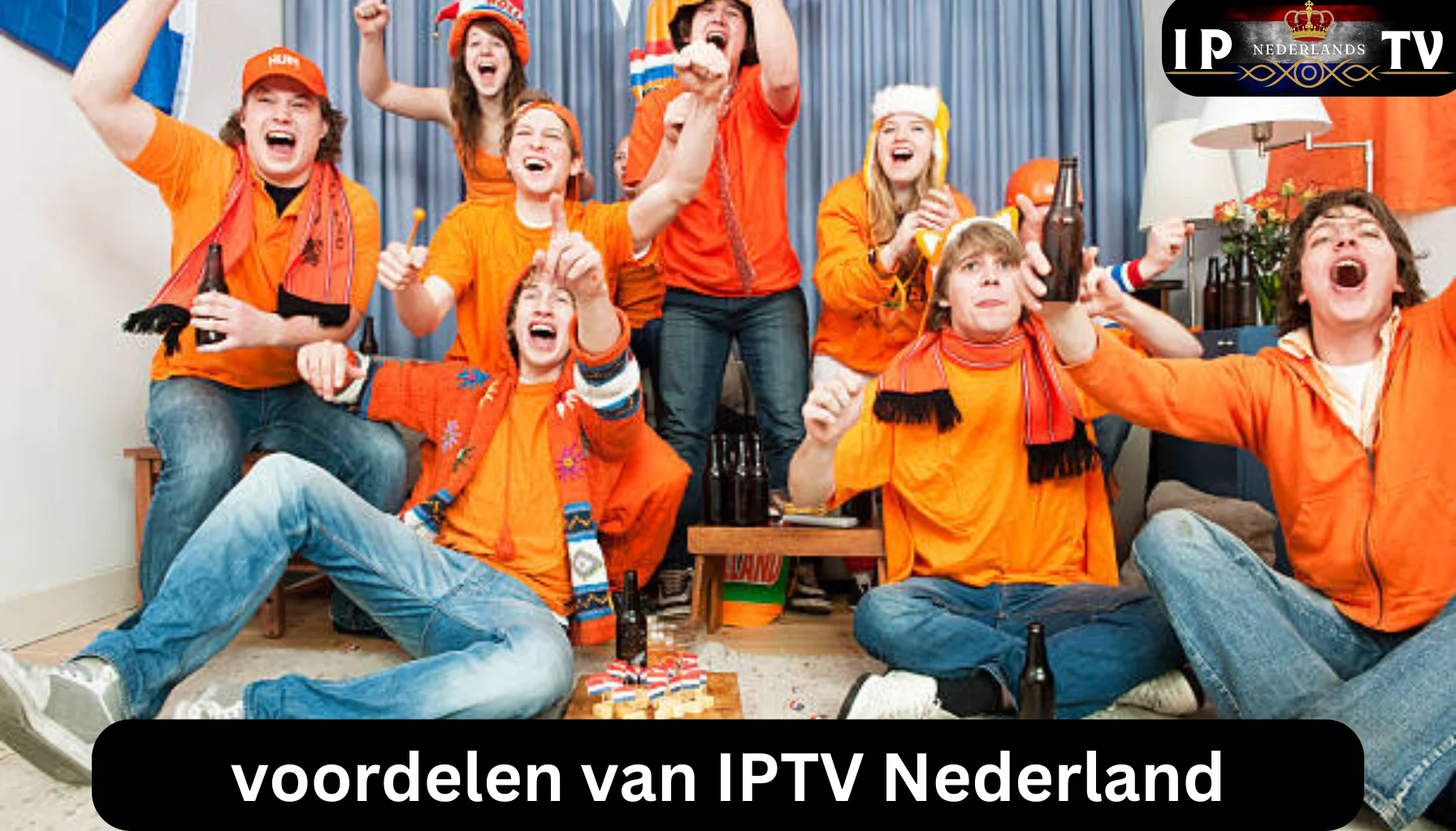 Een groep mensen die vol enthousiasme en plezier de oranje shirts en petten van het Nederlands elftal dragen en de wedstrijden op televisie via IPTV Nederland volgen.